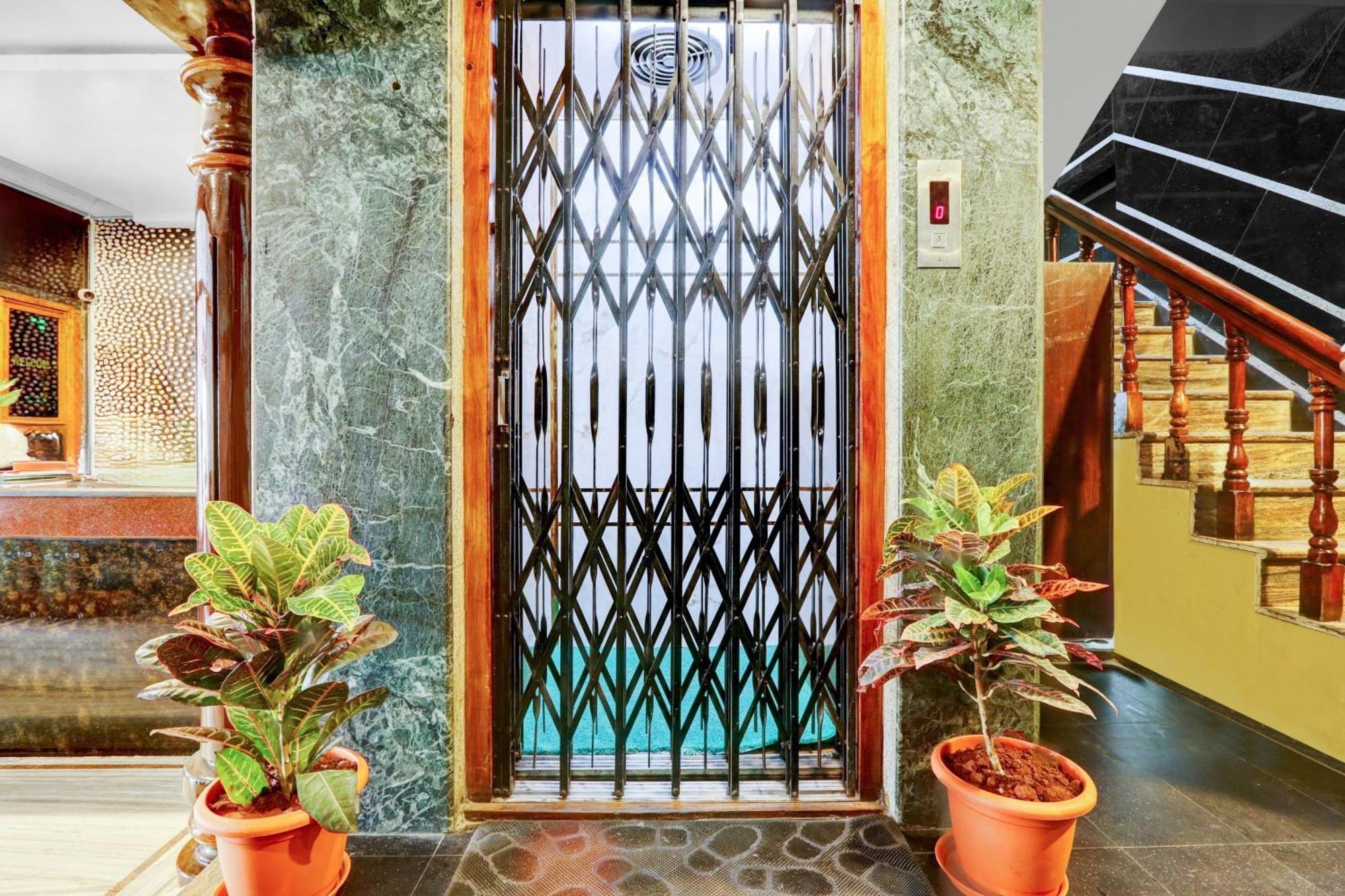 OYO 12680 Hotel Sitara Inn Vijayawāda Exterior foto